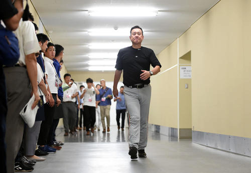 広島対巨人　広島にサヨナラ負けを喫しスタジアムを後にする巨人原辰徳監督（撮影・たえ見朱実）