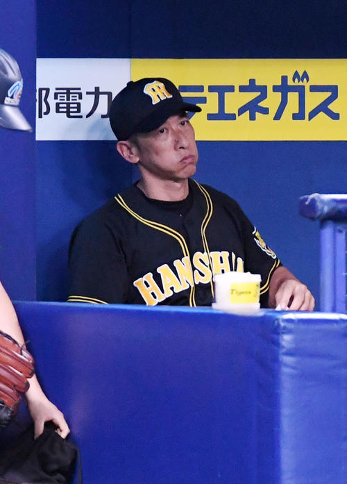 中日対阪神　7回表阪神1死一、二塁、マルテの投ゴロ併殺にベンチで厳しい表情を見せる矢野監督（撮影・前岡正明）