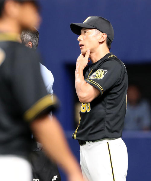 中日対阪神　12回表を終え選手交代を告げる矢野監督（撮影・加藤哉）
