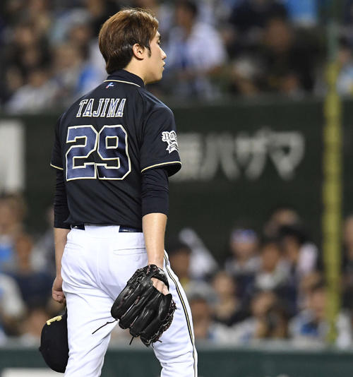 西武対オリックス　4回裏西武2死一、二塁、森に死球を与え退場となる田嶋（撮影・鈴木みどり）
