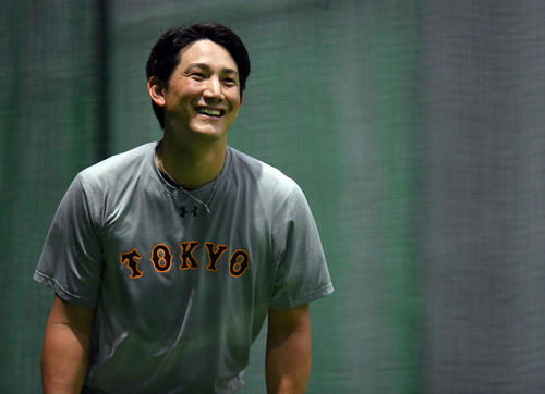 広島対巨人　室内で練習する巨人小林（撮影・たえ見朱実）