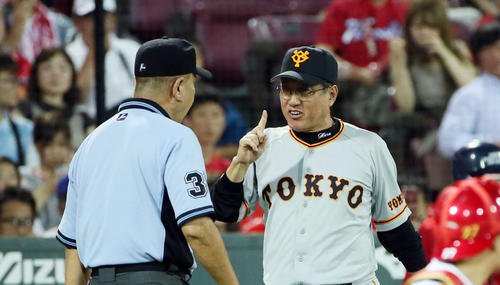 4回、ゲレーロの本塁タッチアウトのリプレー検証後、審判に質問する原監督（撮影・栗木一考）