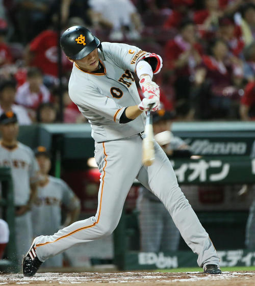 7回表巨人無死一塁、坂本勇は左中間へ勝ち越し適時二塁打を放つ（撮影・栗木一考）
