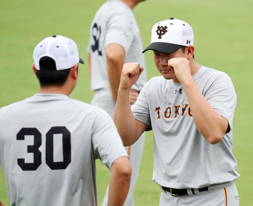 広島対巨人　試合前練習中、巨人菅野（右）は宮国にファイティングポーズをとる（撮影・垰建太）
