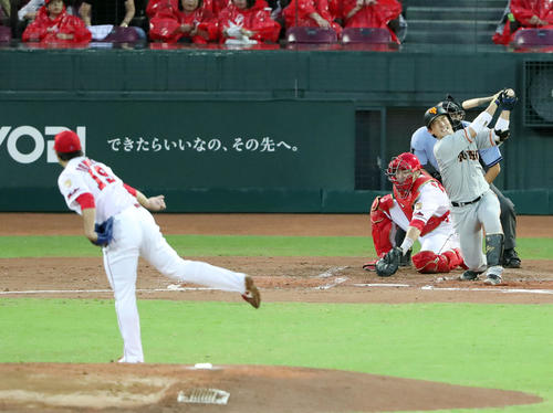 広島対巨人　2回表巨人2死一塁、空振り三振に倒れる小林。投手野村（撮影・垰建太）