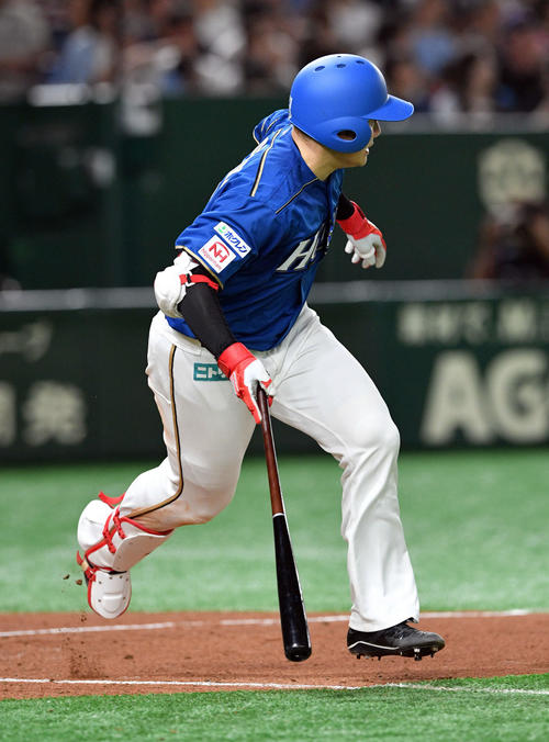 日本ハム対ロッテ　4回裏日本ハム無死、清宮は左前打を放つ（撮影・滝沢徹郎）