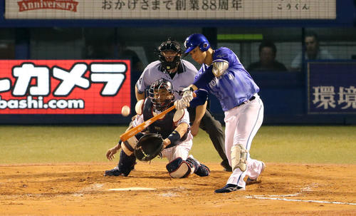 ヤクルト対DeNA　8回表DeNA1死、チーム初安打となる中越えソロ本塁打を放つ伊藤裕（撮影・松本俊）