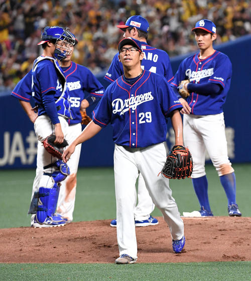 中日対阪神　5回表阪神2死二、三塁、阪神に同点に追いつかれがっくりとベンチに戻る山井（撮影・前岡正明）