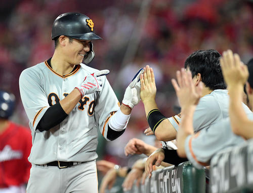広島対巨人　9回表巨人1死満塁、増田大輝の適時打で生還した坂本勇（撮影・たえ見朱実）