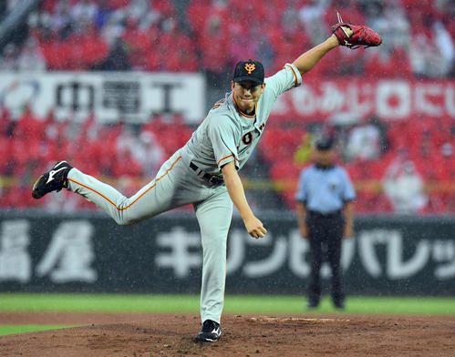 広島対巨人　降りしきる雨の中、力投する巨人菅野（撮影・たえ見朱実）
