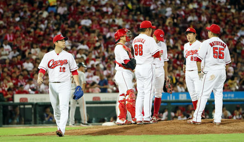 7回表巨人1死三塁、降板する野村（左）（撮影・栗木一考）