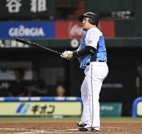 西武対オリックス　8回裏西武無死一塁、左越え2点本塁打を放つ山川（撮影・鈴木みどり）