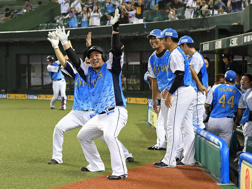 西武対オリックス　8回裏西武無死一塁、左越え2点本塁打を放った山川（左手前）は笑顔でどすこいポーズ（撮影・鈴木みどり）