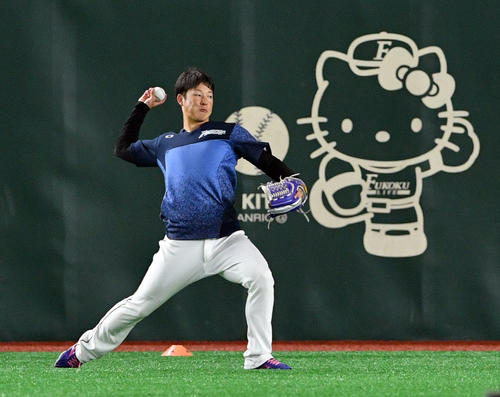 日本ハム対ロッテ　試合前練習でキャッチボールする日本ハム吉田輝（撮影・滝沢徹郎）
