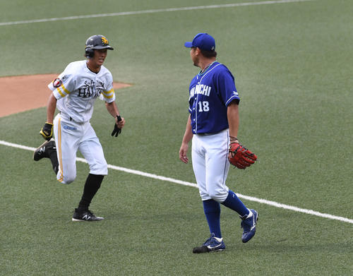 1回裏ソフトバンク1死二塁、先発の松坂大輔は柳田悠岐に左翼線適時二塁打を浴び、二塁走者の三森大貴が生還する（撮影・今浪浩三）