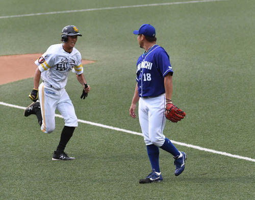 1回裏ソフトバンク1死二塁、先発の松坂大輔は柳田悠岐に左翼線適時二塁打を浴び、二塁走者の三森大貴が生還する（撮影・今浪浩三）