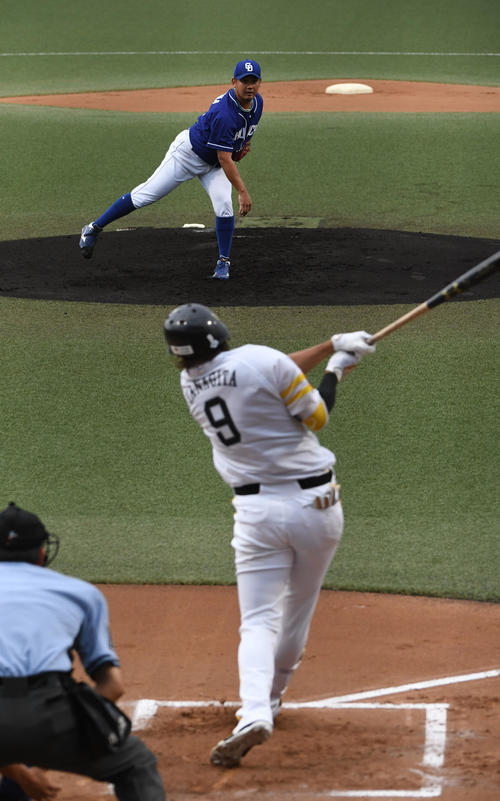1回裏ソフトバンク1死二塁、先発の松坂大輔は柳田悠岐に左翼線適時二塁打を浴びる（撮影・今浪浩三）