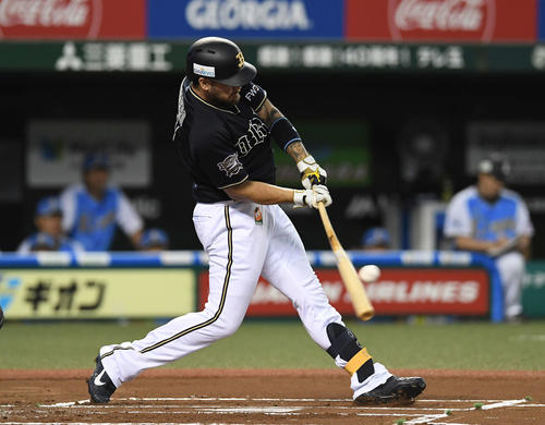 西武対オリックス　1回表オリックス1死一、二塁、左適時二塁打を放つロメロ（撮影・鈴木みどり）