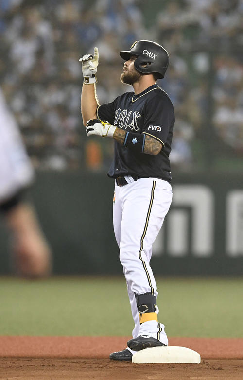 西武対オリックス　1回表オリックス1死一、二塁、左適時二塁打を放ち、塁上でポーズを取るロメロ（撮影・鈴木みどり）