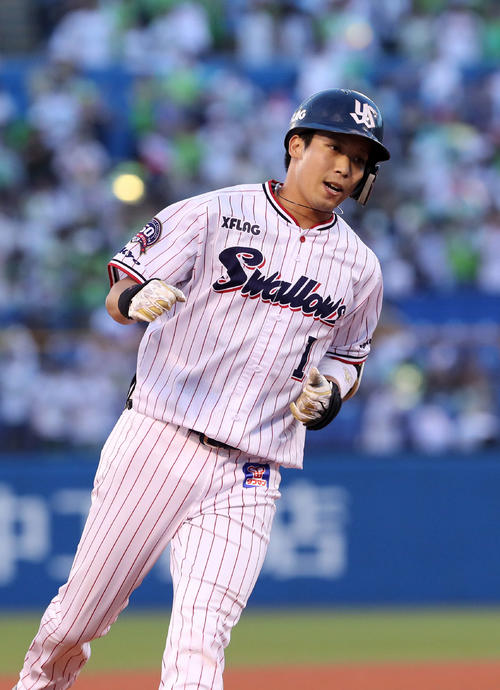 ヤクルト対DeNA　1回裏ヤクルト無死一、二塁、山田哲は中越え本塁打を放つ（撮影・鈴木正人）