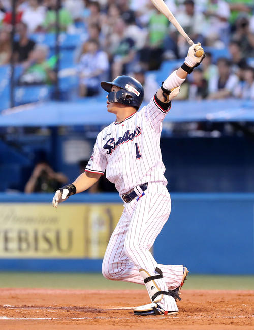 ヤクルト対DeNA　1回裏ヤクルト無死一、二塁、山田哲は中越え本塁打を放つ（撮影・鈴木正人）