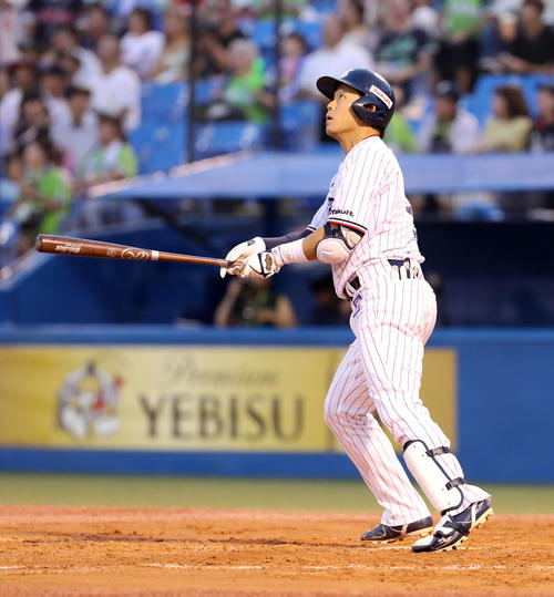 ヤクルト対DeNA　1回裏ヤクルト1死一、三塁、大引は左越え本塁打を放つ（撮影・鈴木正人）