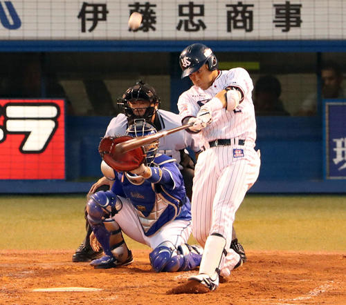 ヤクルト対DeNA　1回裏ヤクルト1死一、三塁、左越え3点本塁打を放つ大引（撮影・松本俊）