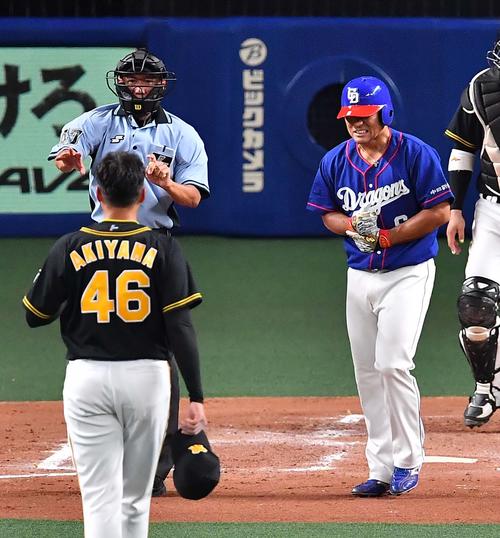 中日対阪神　2回裏中日2死、右腕に死球を受ける平田良介（撮影・上田博志）