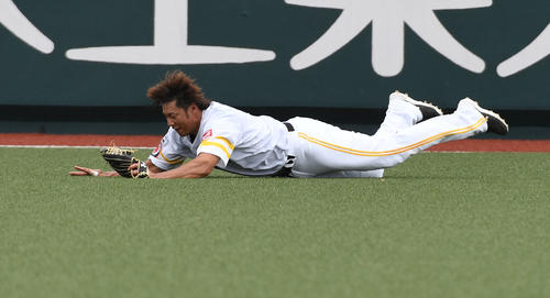 ウエスタン・リーグ　ソフトバンク対中日　試合前の練習で外野守備をこなす柳田（撮影・今浪浩三）