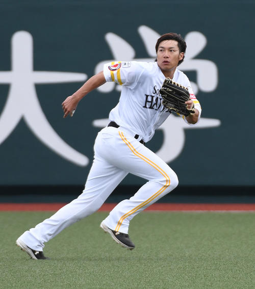 ウエスタン・リーグ　ソフトバンク対中日　試合前の練習で外野守備をこなす柳田（撮影・今浪浩三）