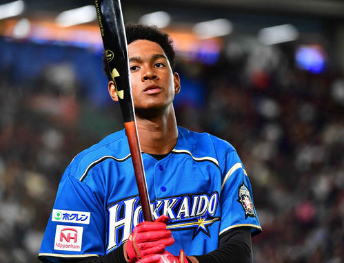 日本ハム対ロッテ　試合前のベンチで素振りをする日本ハム万波（撮影・小沢裕）