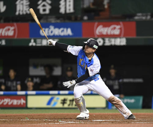 西武対オリックス　3回裏西武1死一塁、中適時二塁打を放つ森（撮影・鈴木みどり）