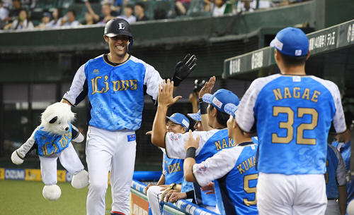 西武対オリックス　3回裏西武無死、左越えソロ本塁打を放った木村（左）は笑顔でナインとハイタッチ（撮影・鈴木みどり）