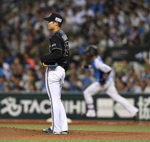 西武対オリックス　3回裏西武無死、木村に左越えソロ本塁打を浴びる山岡（撮影・鈴木みどり）