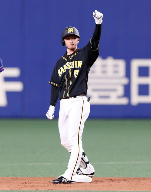 中日対阪神　5回表阪神2死一塁、近本は中越え適時二塁打を放つ（撮影・加藤哉）