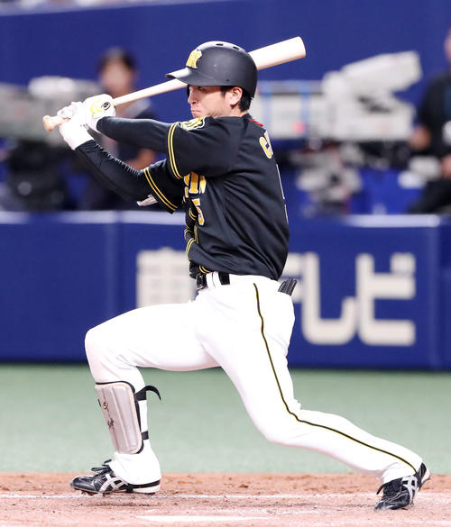中日対阪神　5回表阪神2死一塁、近本は中越え適時二塁打を放つ（撮影・加藤哉）