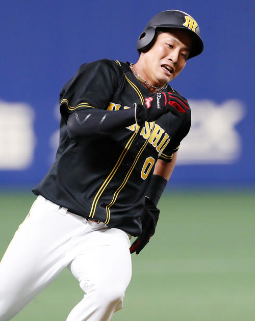 中日対阪神　5回表阪神2死一塁、一走木浪は近本の中越え適時二塁打で生還する（撮影・加藤哉）