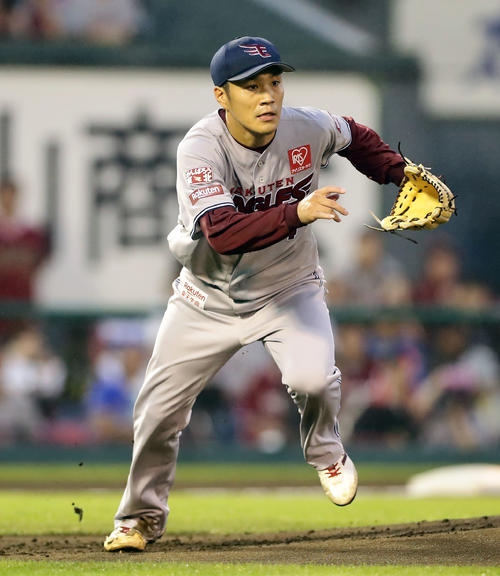 楽天対ソフトバンク　1回表ソフトバンク無死、福田の打球で一塁にダッシュする則本（撮影・浅見桂子）