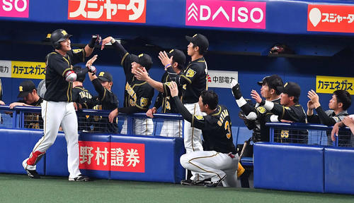 中日対阪神　6回表阪神2死、右越えにソロ本塁打を放ちナインの出迎えに笑顔見せる木浪聖也（撮影・上田博志）