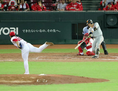 広島対巨人　4回表巨人1死二、三塁、左翼に適時打を放つ小林。投手野村（撮影・垰建太）