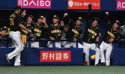 中日対阪神　5回表阪神2死二、三塁、大山の中前2点適時打で生還したマルテ（左）を笑顔で迎える阪神ナイン（撮影・前岡正明）