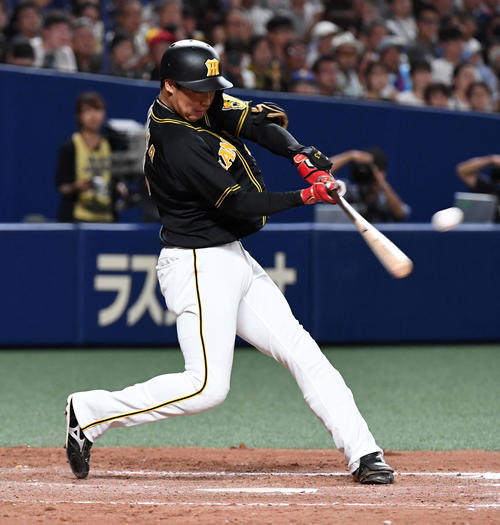 中日対阪神　5回表阪神2死二、三塁、大山は中前勝ち越し2点適時打を放つ（撮影・前岡正明）