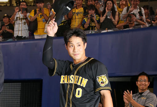 中日対阪神　ヒーローインタビューでスタンドのファンに手を振る木浪（撮影・加藤哉）