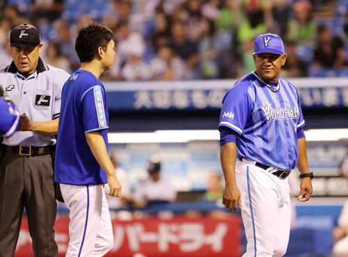 ヤクルト対DeNA　2回裏、投手交代を告げるDeNAラミレス監督（撮影・鈴木正人）