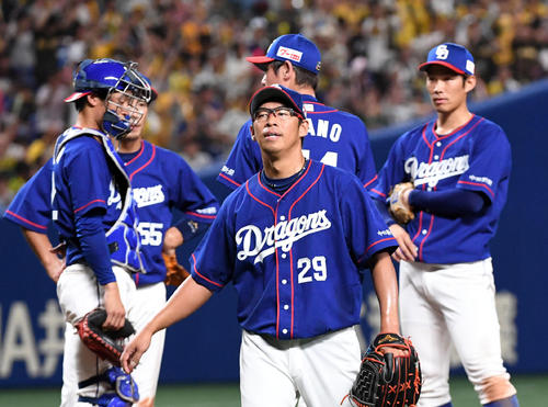 中日対阪神　5回表阪神2死二、三塁、阪神に同点に追いつかれ降板する山井（撮影・前岡正明）