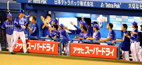 ヤクルト対DeNA　8回表DeNA1死、チーム初安打となる中越えソロ本塁打の伊藤裕（左から2人目）はラミレス監督（左端）やナインとハイタッチ（撮影・松本俊）