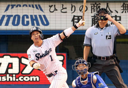 ヤクルト対DeNA　1回裏ヤクルト無死一、二塁、先制の中越え3点本塁打を放つ山田哲（撮影・松本俊）