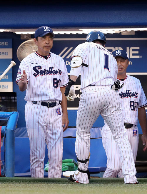 ヤクルト対DeNA　1回裏ヤクルト無死一、二塁、山田哲（右）の中越え本塁打をベンチで迎える小川監督（撮影・鈴木正人）
