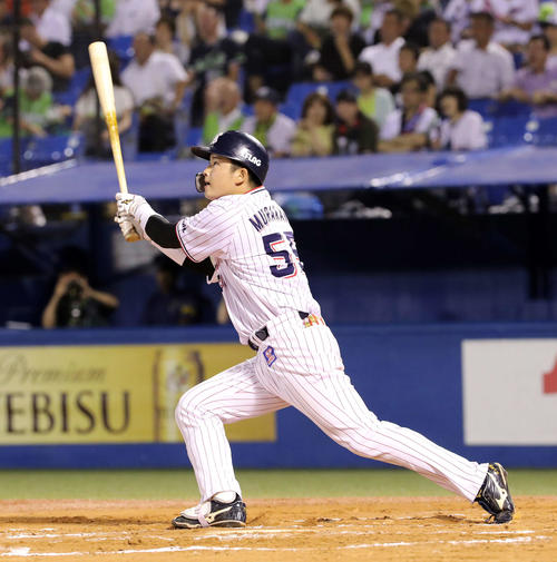 ヤクルト対DeNA　6回裏無死二塁、村上は左中間本塁打を放つ（撮影・鈴木正人）