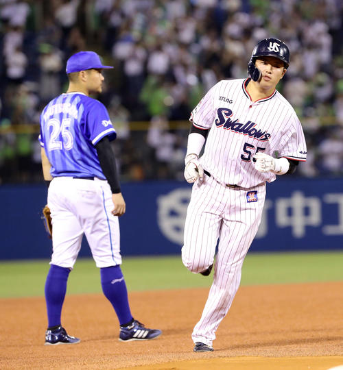 ヤクルト対DeNA　6回裏無死二塁、村上は左中間本塁打を放つ、左はDeNA筒香（撮影・鈴木正人）